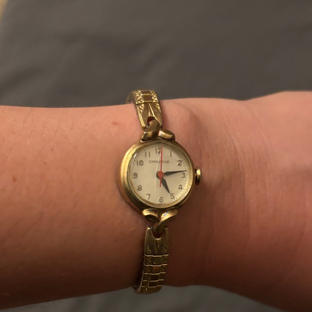 Classic Gold-Tone Women's Round Dial Watch Cracked Glass Dead Battery